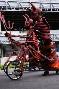 Diablos En Autodromo — Colectivo Última Hora