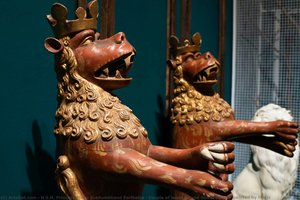 Couple of wood carved lion sculpture painted by Marsi