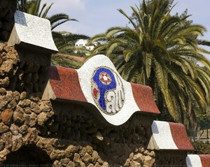 Park Güell, Barcelona: Medallón De Mosaico Que Muestra El Nombre Del Parque: Güell — Antoni Gaudí I Cornet