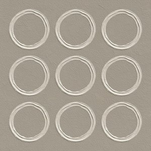 Monolithische Symmetrie In Taktilem Taupe: Eine Meditative Studie Von Neun Skulpturalen Ringen — Laurent Vionnet