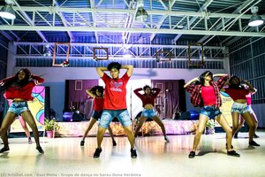 Grupo de dança no Sarau Dona Verônica