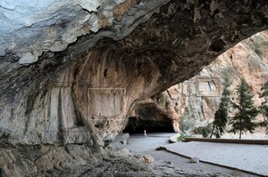Shekaft-e Salman cave with four Elamite reliefs