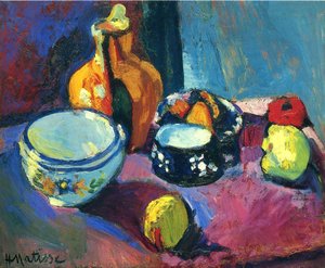 Dishes und Früchte auf einem roten und schwarzen Teppich