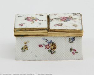 Twin-sided Patch Box — Mennecy Porcelain Manufactory
