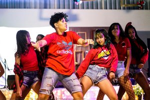 Grupo de dança de minas no Sarau Complexo