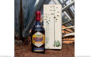 Botella de tequila Reserva de la Familia. Edición especial, 2018 con caja realizada por la artista visual Melanie Smith.