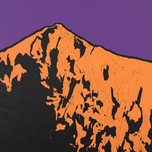 Fragmentierter Monolith In Violett Und Bernstein: Eine Singuläre Vision Gezackter Beständigkeit — Caroline Pelletier, Aggressiver Konfrontativer Pop