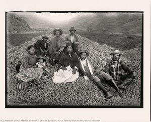 The de Ezequiel Arce family with their potato harvest