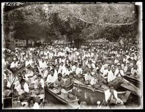 A huge crowd on numerous boats greeting King