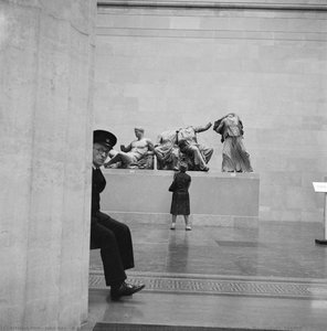 Eine Frau studiert eine Skulptur vom Parthenon im Britischen Museum, Bloomsbury, London