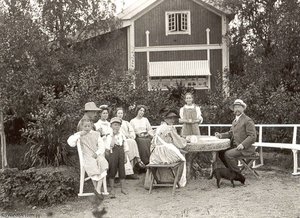 Familia En El Jardin — Carl Larsson