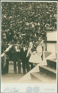 Los Juegos Olímpicos, 1896; Fotografía De Spyros Louis Junto Con Otros Vencedores Olímpicos Durante La Ceremonia De Entrega De Premios Y Diplomas — Albert Gregory Meyer
