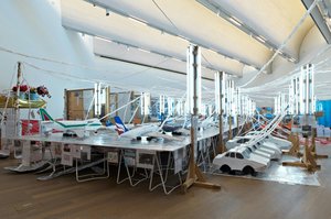 Flugplatz Welt/world Airport — Thomas Hirschhorn