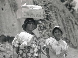Dos Mujeres Negras Cargando Paquetes, Una Tiene Una Caja De Productos De Alivio Excedentes En La Cabeza. Natchez, Mississippi — Marion Post Wolcott
