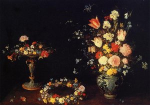 Stillleben mit einem Tazza, einer Garlande und einem Blumenstrauß in einer Porzellanvase