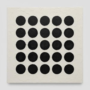 Monolithische Rhythmen Von Elfenbein Und Kohlenstoff In Einer Skulpturalen Geometrischen Anordnung — Laurent Vionnet