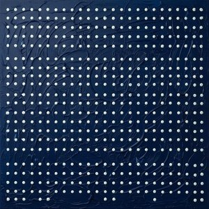 Himmlische Ordnung gestört: Eine monolithische Studie von Mitternachtsblau und skulpturalem Weiß