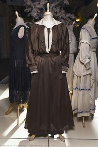 Vestido De Seda Fina Color Café — James Merritt Ives