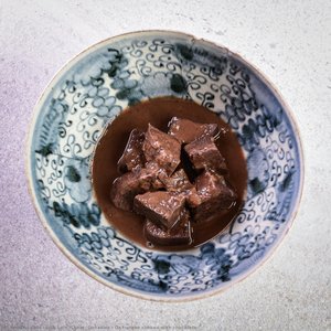 Ox tongue cooked with chocolate