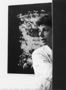 Helen Frankenthaler at La Polígrafa with proof of Un Poco Más (1987) in background