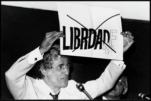 Ziraldo goes to the House of Representatives to denounce the censoring of newspapers and works of art