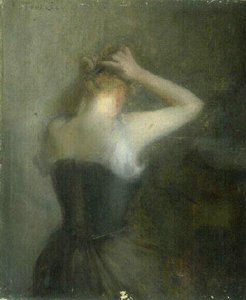 Femme se coiffant