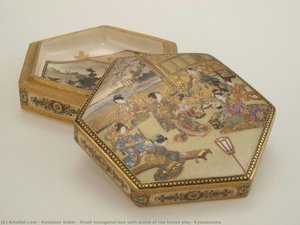 Small Hexagonal Box With Scene Of Tea House Play, Kyosatsuma — Kinkōzan Sobei
