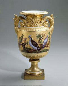 Vase With Pigeons — Fábrica Imperial De Porcelana, San Petersburgo