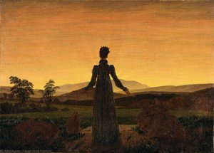 Frau vor der untergehenden Sonne