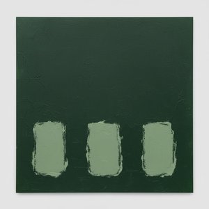 Monolithische Echos In Waldgrün: Eine Meditative Studie Skulpturaler Salbeiformen — Laurent Vionnet