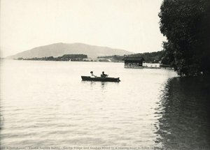 Emilie Flöge and Gustav Klimt in a rowing boat in front of Villa Paulick in Seewalchen at Lake Attersee