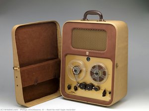 Reel-to-reel tape recorder