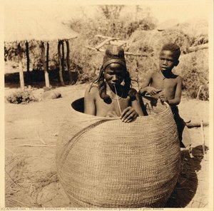 Femme Humbe Confectionnant Un Grand Panier À Grain. Kâmba — Théodore Delachaux, Documentary Photography