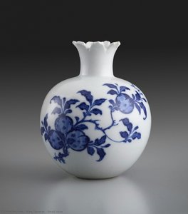 Small Vase — Qing Dynasty, Impressionistic Decorative Arts