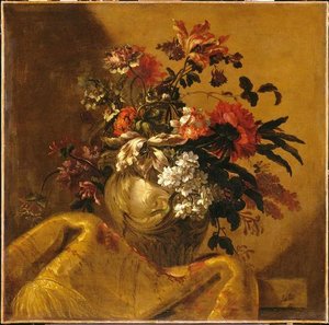 Fleurs dans un vase de marbre blanc sur un tapis de brocart