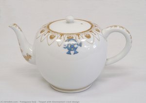 Teapot With Gionmamori Crest Design — Fukagawa Seiji, Meissen Style / Ko-imari
