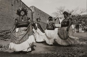 Dance, Juchitán — Graciela Iturbide