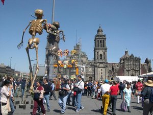 Tzompantl En La Catedral — Colectivo Última Hora And Juan Vázquez Morales