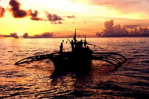 Exchanging food with fishermen in Suluán