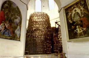 Le Passage Des Chaises — Tadashi Kawamata
