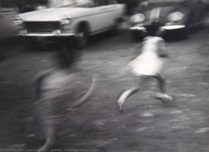Untitled (2 Children Running, 2 Cars) — Leon Levinstein