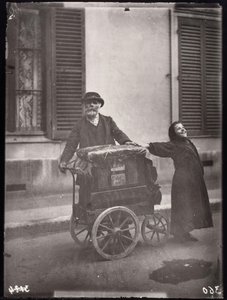 Organ Grinder (joueur D — Eugène Atget