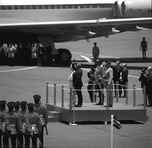 Queen Eliabeth with Mzee Kenyatta at the Nairobi airport