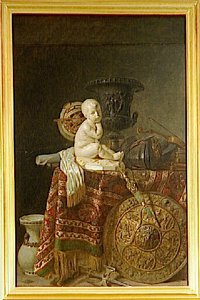 Une table garnie d'un tapis de Turquie sur lequel est placé l'enfant à la cage de M. Pigalle, un casque, le vase de Médicis en bronze, au bas un bouclier et autres objets