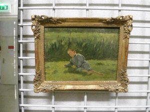 Jeune garçon allongé dans l'herbe