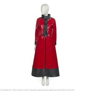 Conjunto Compuesto Por Abrigo Largo Hasta Los Tobillos Y Minifalda En Vinilo Rojo — Pierre Cardin