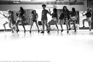 Dança das Minas no Sarau Dona Verônica