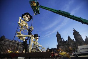 Preparación En El Zócalo — Colectivo Última Hora And Juan Vázquez Morales