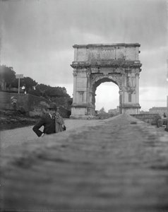Man In Front Of The Arch Of Titus (rome) — Baldomer Gili I Roig, Early Photography