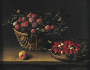 Corbeille de prunes et panier de fraises fruits